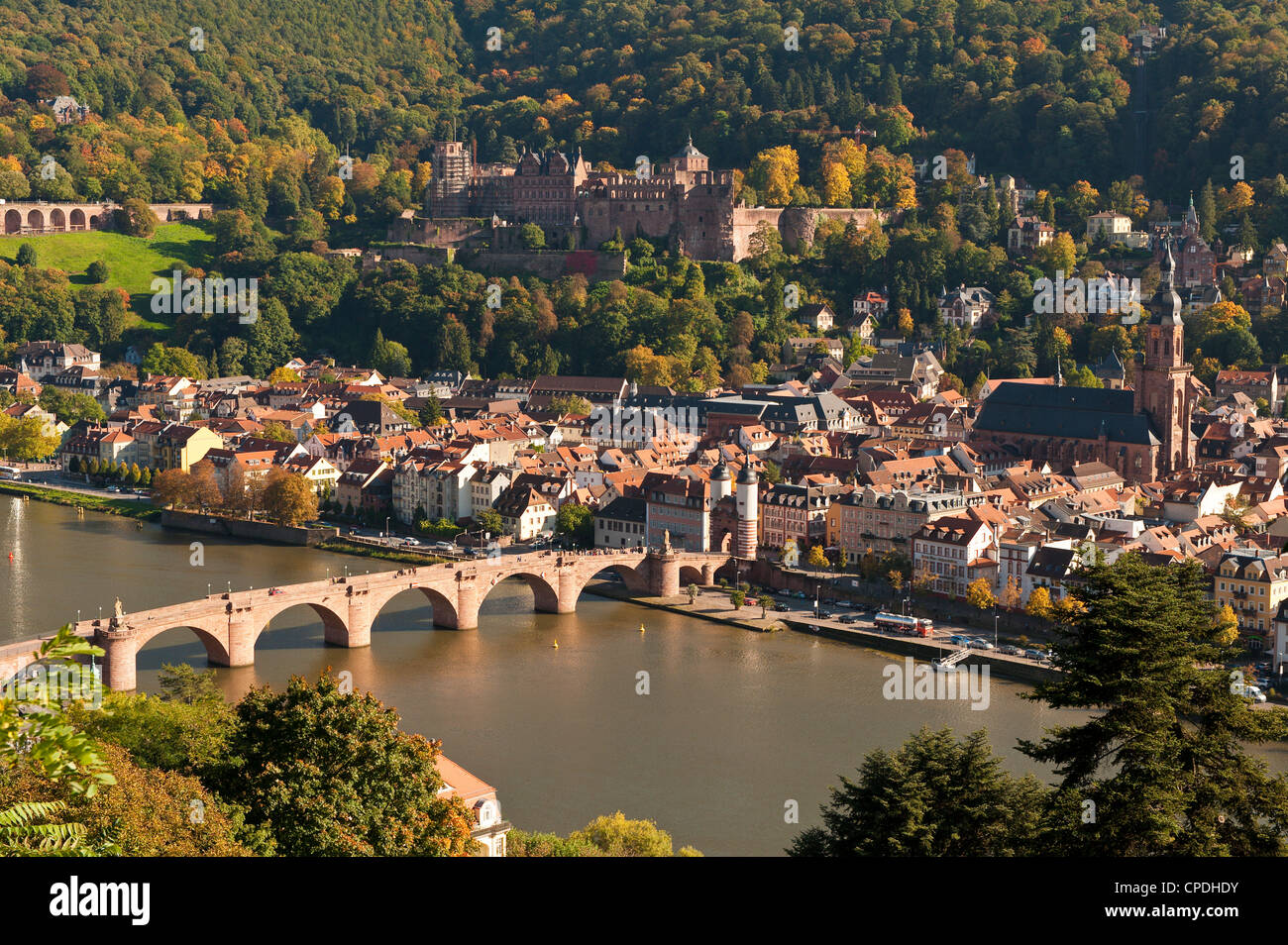 Vista delle Alte Brucke (ponte vecchio), Heidelberg, Baden-Württemberg, Germania Foto Stock