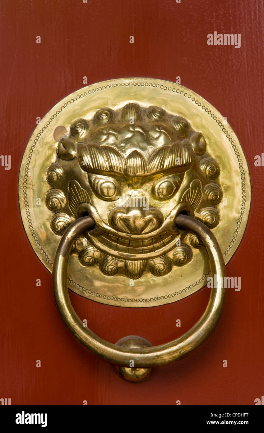 Lion maniglie sagomate sul gate di un hutong di Pechino, Cina Foto Stock