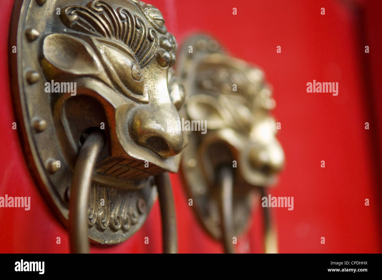Lion maniglie sagomate sul gate di un hutong di Pechino, Cina Foto Stock