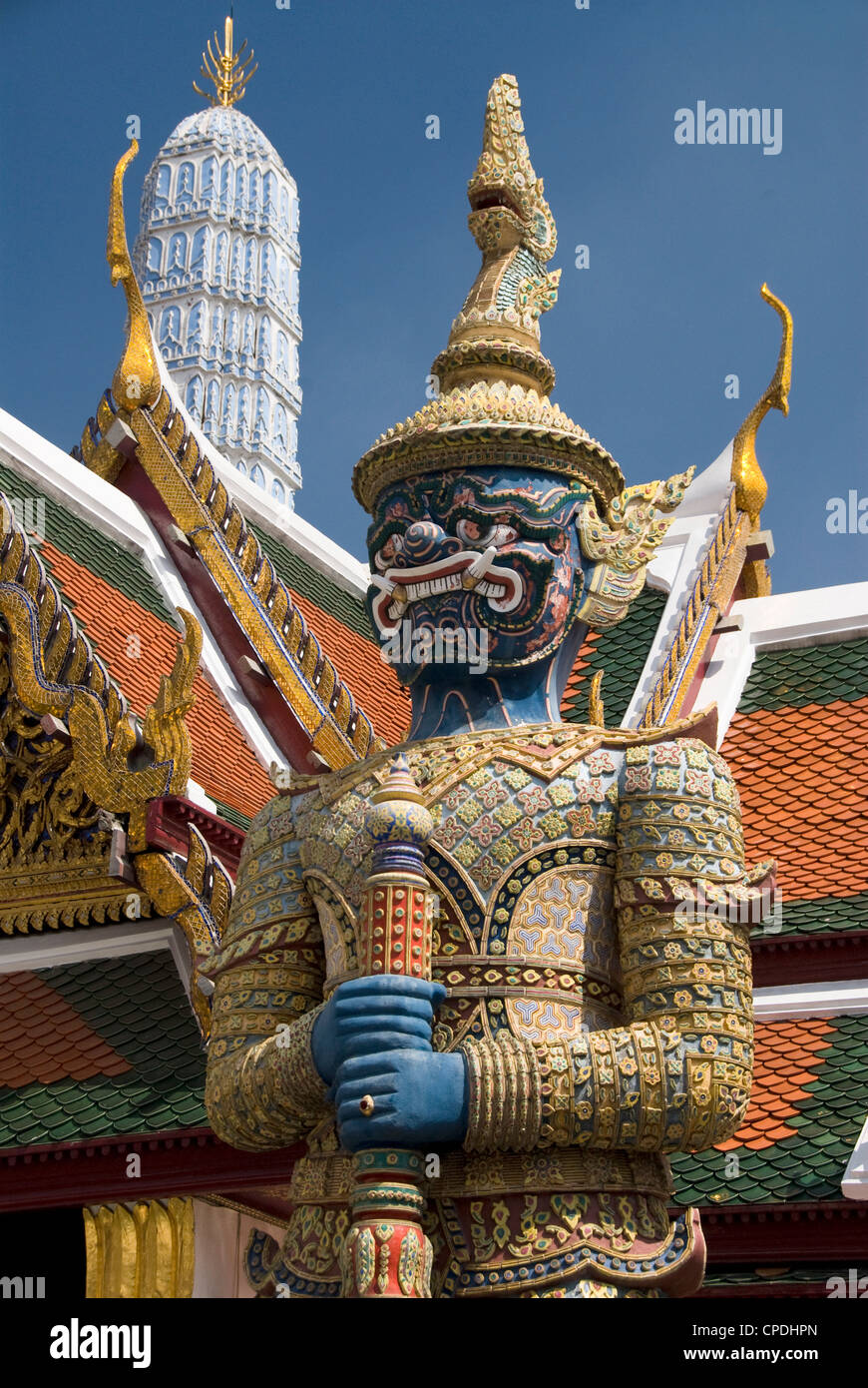 La statua del demone custode, Wat Phra Kaeo complessa (Grand Palace complesso), Bangkok, Thailandia, Sud-est asiatico, in Asia Foto Stock
