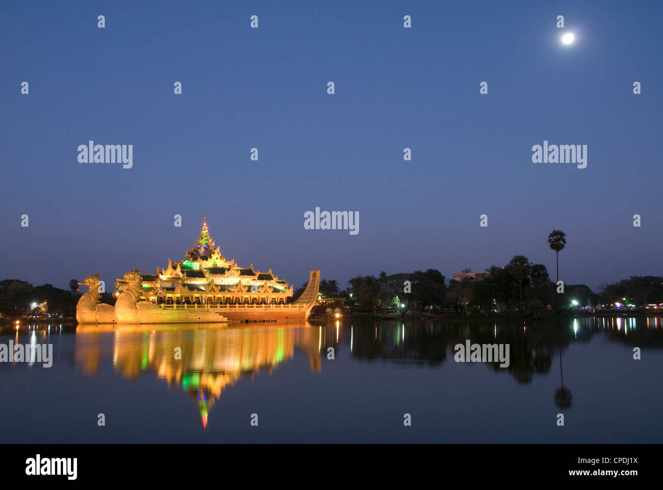Karaweik chiatta a tarda sera Kandawgyi Lake, Yangon (Rangoon), Myanmar (Birmania), Asia Foto Stock