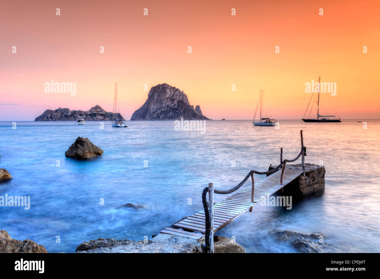 Isole Baleari Spagna, Ibiza, Spiaggia Cala D'Hort e Es Vedra Island Foto Stock