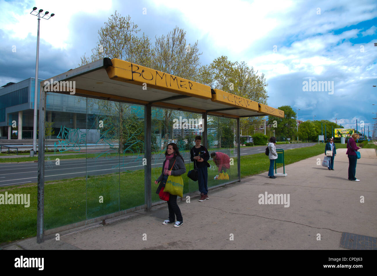 Persone in attesa per tram Novi Zagreb district Zagabria Croazia Europa Foto Stock