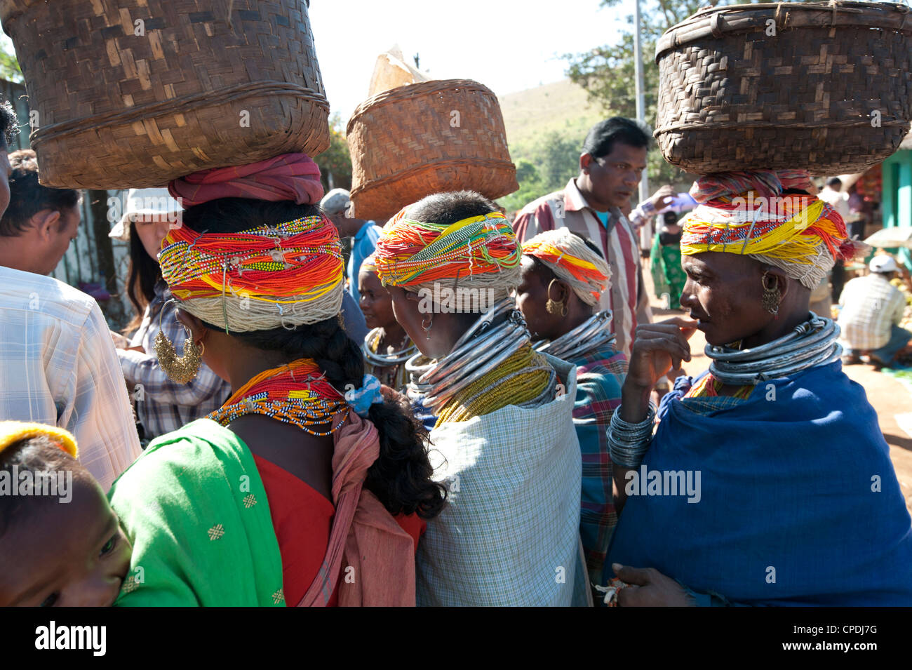 Bonda tribeswomen indossando il tradizionale bordato caps, Rayagader, Orissa, India Foto Stock
