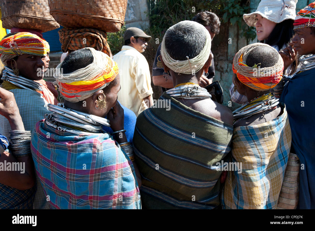 Bonda tribeswomen indossando il tradizionale bordato caps, Rayagader, Orissa, India Foto Stock