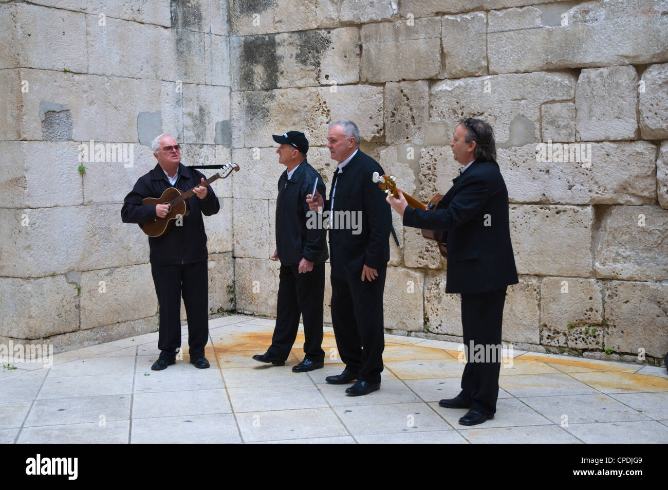 Musica dalmata gruppo che esegue la domenica mattina in grad la vecchia citta di Spalato Dalmazia Croazia Europa Foto Stock