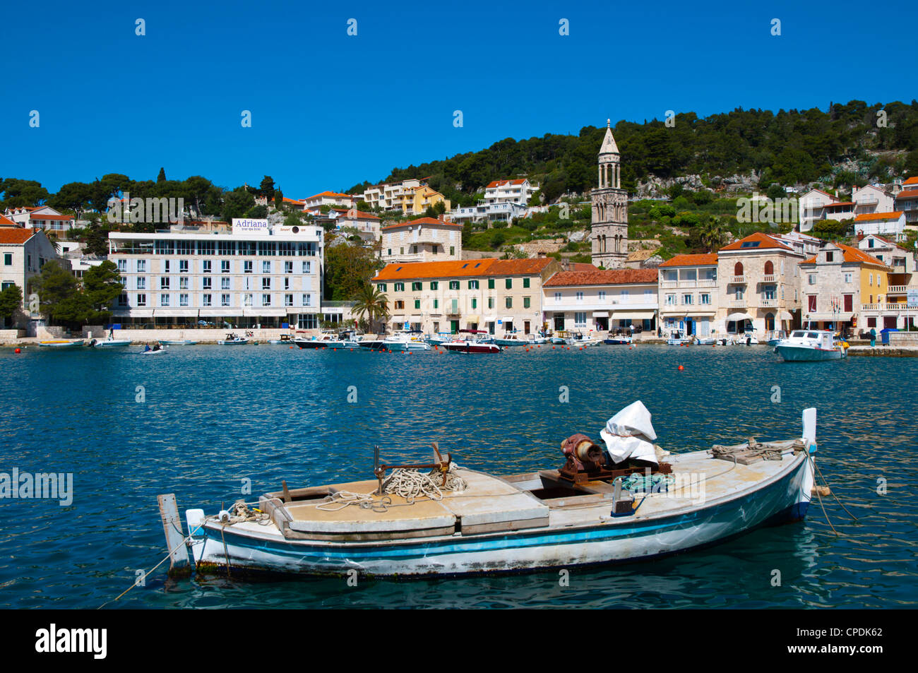 Barca da pesca nel porto di Hvar Hvar Dalmazia Croazia Europa Foto Stock