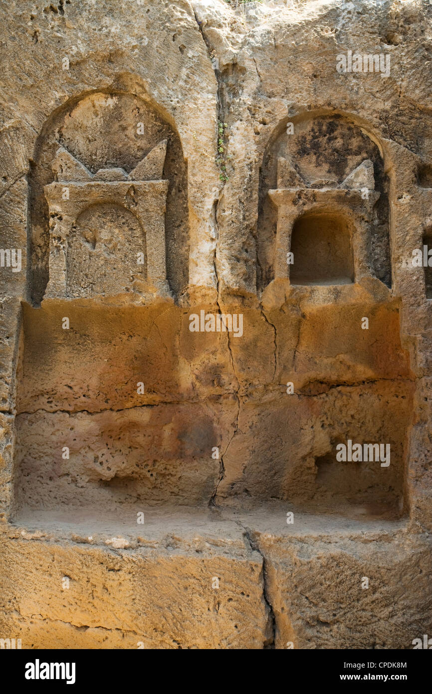 Simboli scolpiti nella roccia accanto a una tomba in Tombe dei Re, Paphos, Ciro. Foto Stock