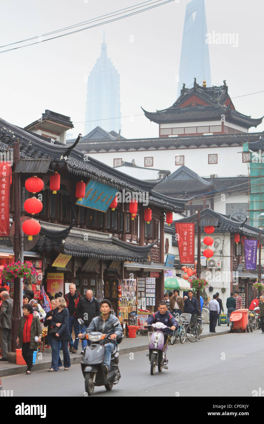 Pedoni e traffico su Old Street di Shanghai, il resto di un'età bygone, Fuxing, Shanghai, Cina e Asia Foto Stock