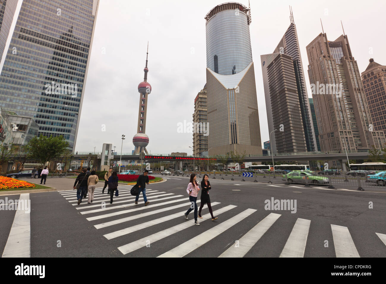 Attraversamento pedonale a Pudong, il centro finanziario e commerciale. Oriental Pearl Tower nel centro di Shanghai, Cina e Asia Foto Stock