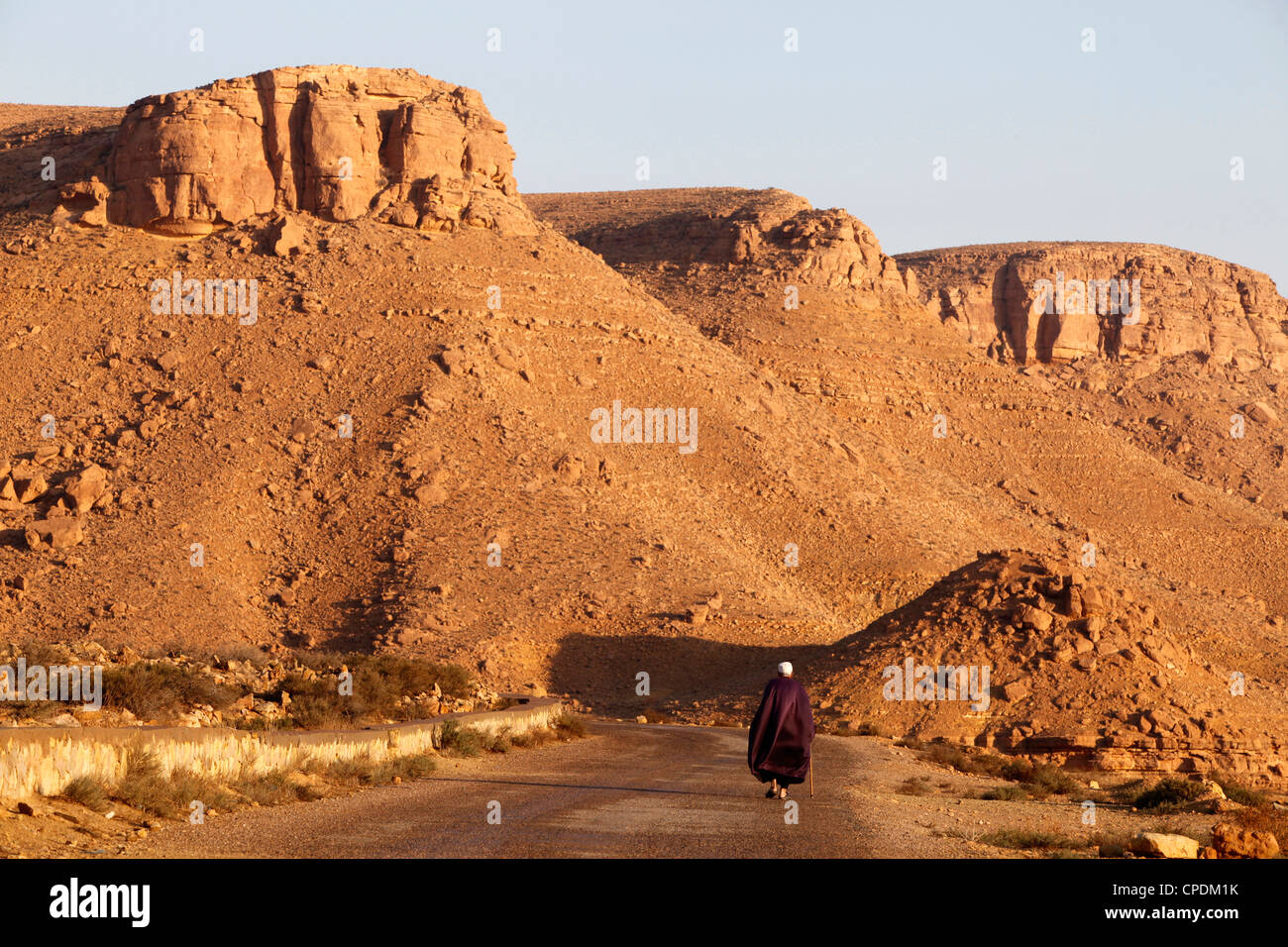 Uomo che cammina sul Chenini village road, Tunisia, Africa Settentrionale, Africa Foto Stock