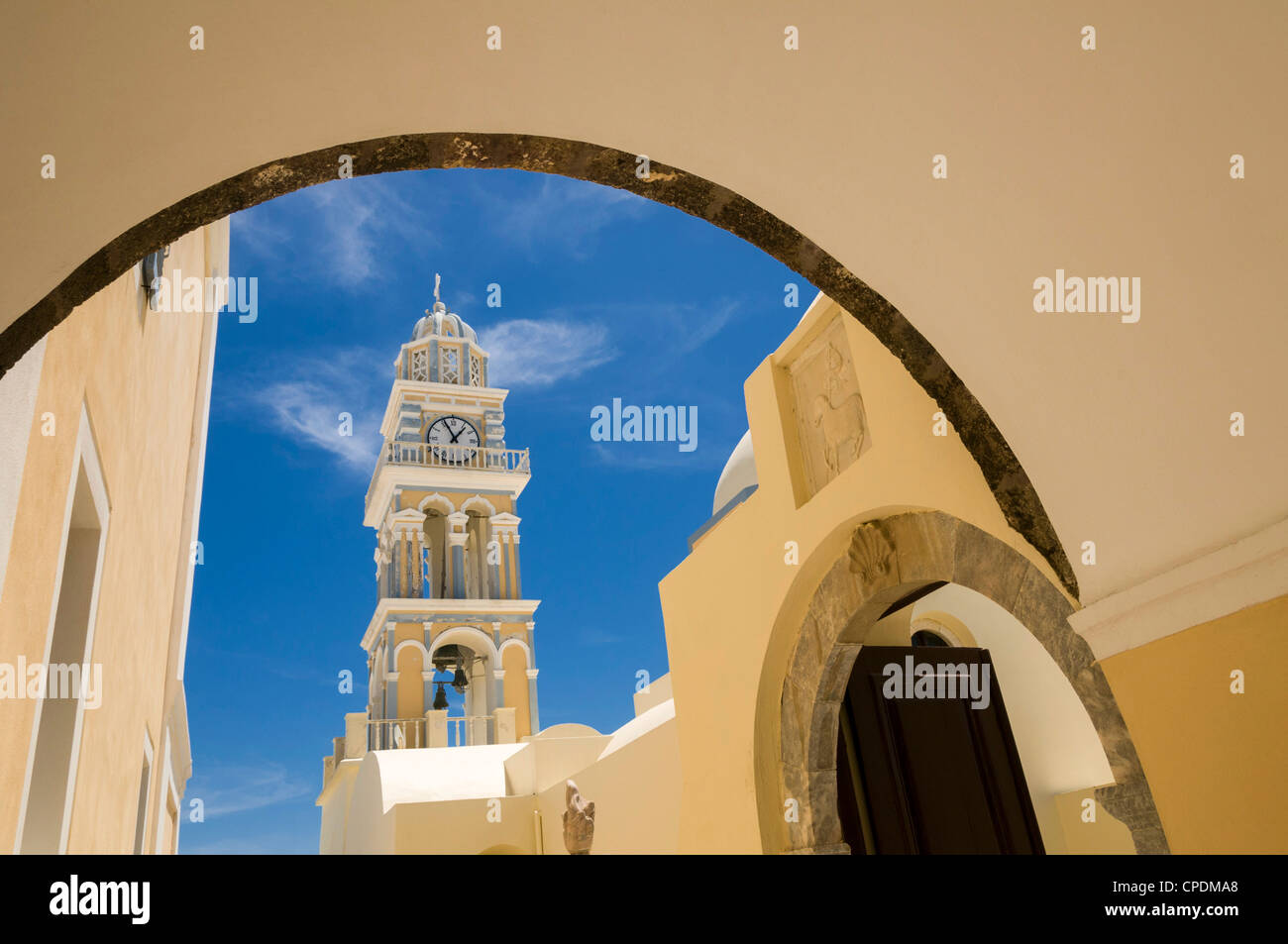 Torre di una chiesa sull'isola greca di Santorini Foto Stock