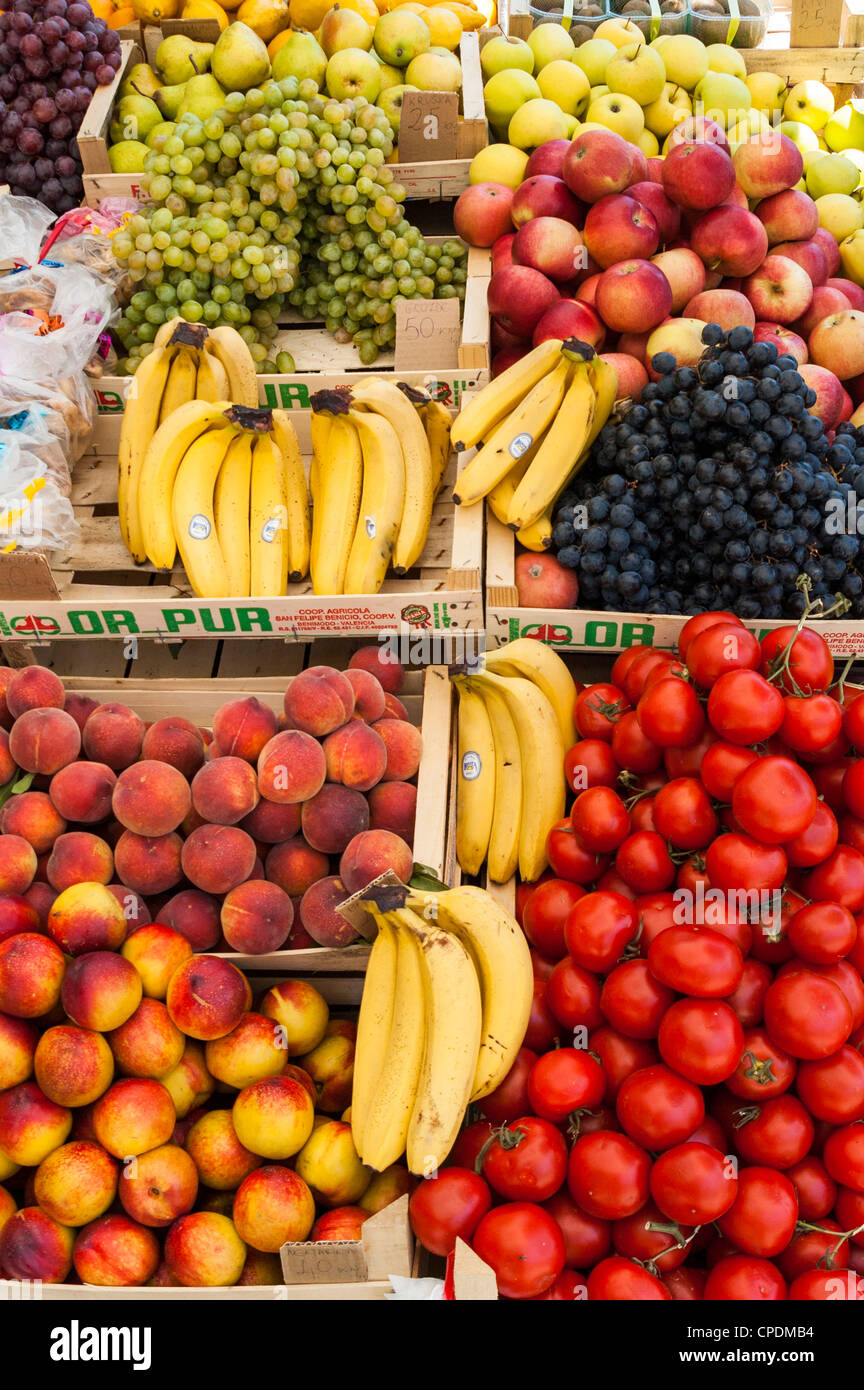 Frutta fresca su un mercato in stallo Foto Stock