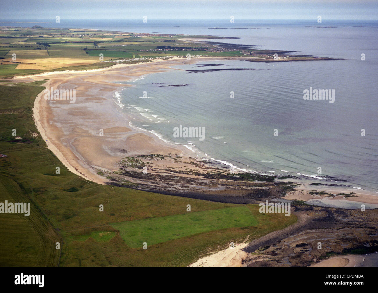Veduta aerea di Beadnell Bay sulla costa del Northumberland AONB Foto Stock