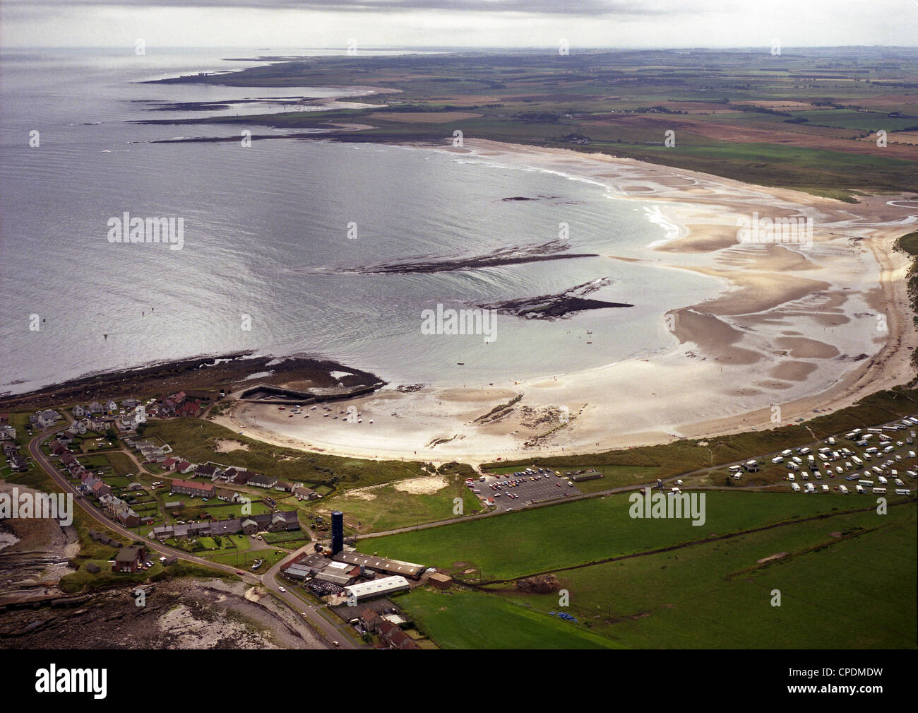 Veduta aerea da nord di Beadnell Bay in Northumberland Foto Stock