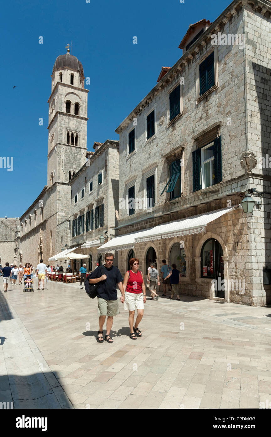 Il Stradun o Placa - la strada principale che attraversa la Città Vecchia di Dubrovnik, con San Salvatore Chiesa guglia. Foto Stock