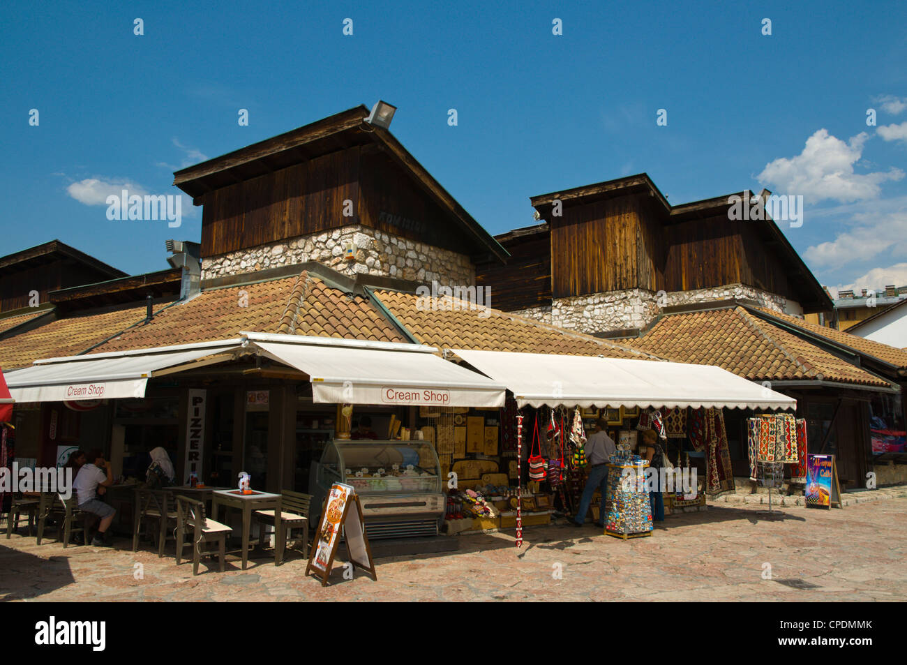 Case lungo piazza Sebilj Baščaršija il quartiere turco centrale città di Sarajevo in Bosnia e Erzegovina Europa Foto Stock