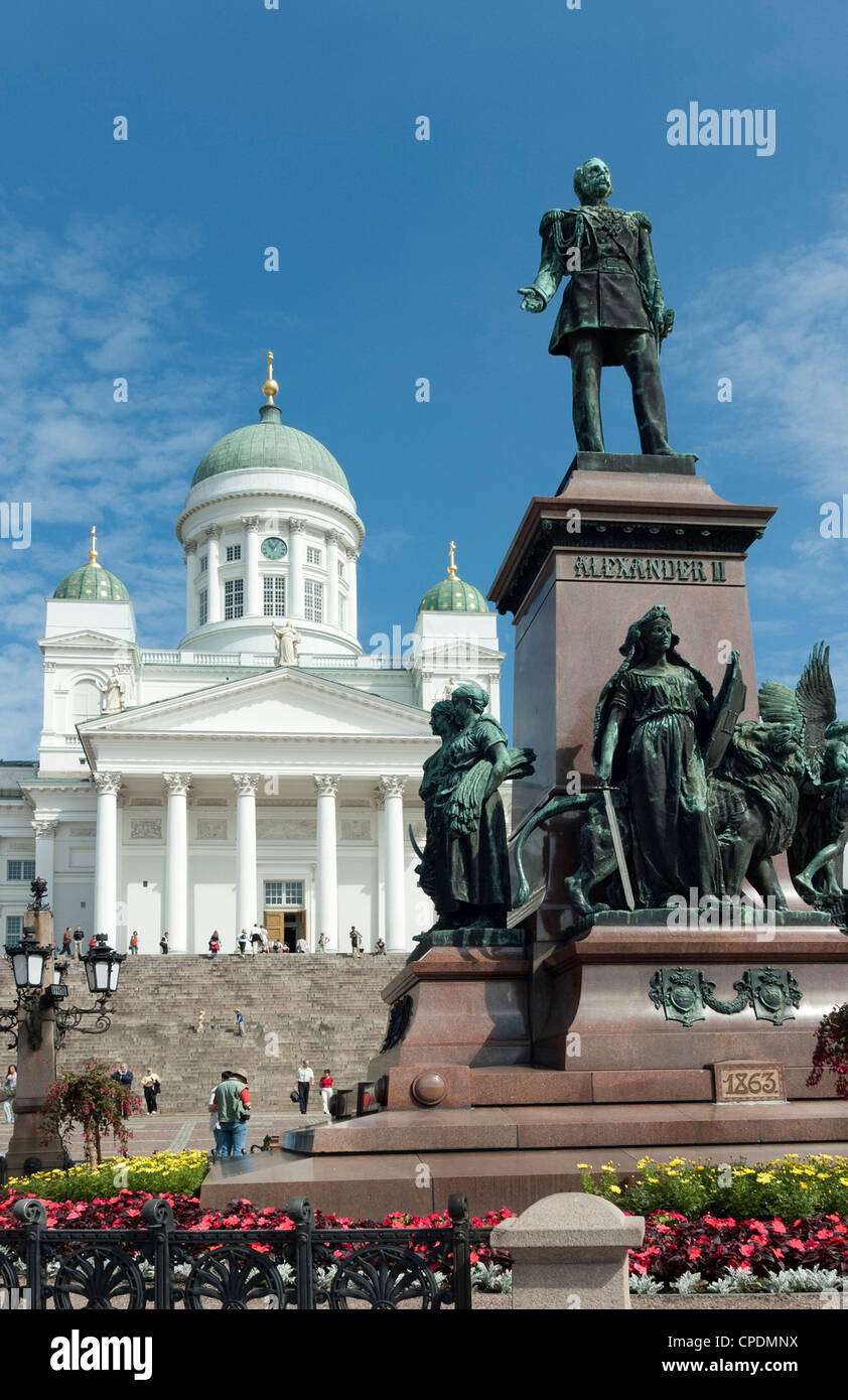 Helsinki - Piazza del Senato e la Cattedrale, Helsinki, Finlandia con la statua di Alexander 2a Foto Stock