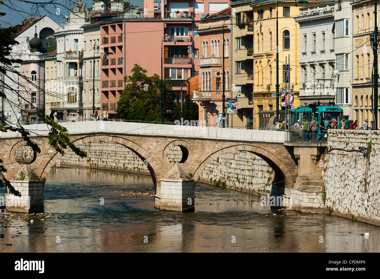 Latinska Cuprija (Latino) ponte sopra il fiume Miljacka, luogo dell'assassinio dell'arciduca Ferdinando, Sarajevo, Bosnia ed Erzegovina Foto Stock