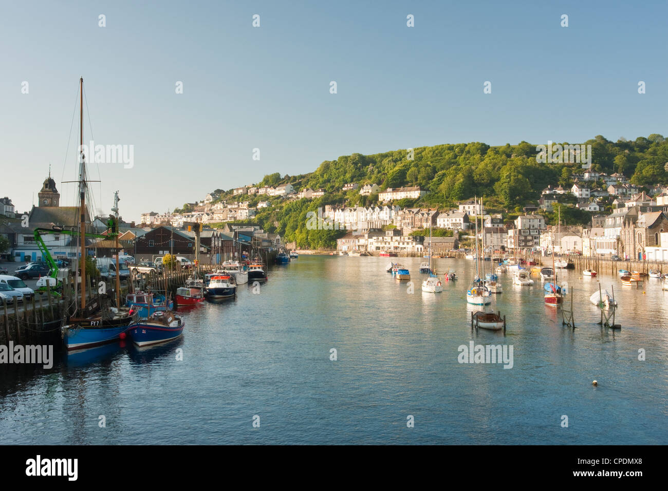 La luce del mattino sul fiume Looe a Looe in Cornovaglia, England, Regno Unito, Europa Foto Stock