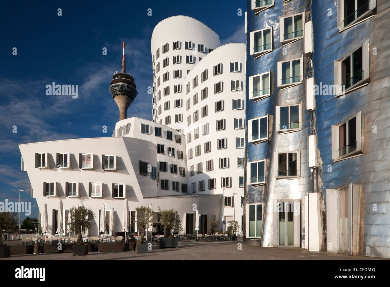 Neuer Zollhof edifici per uffici con Rheinturm in background, Medienhafen, Dusseldorf, Germania, Europa Foto Stock
