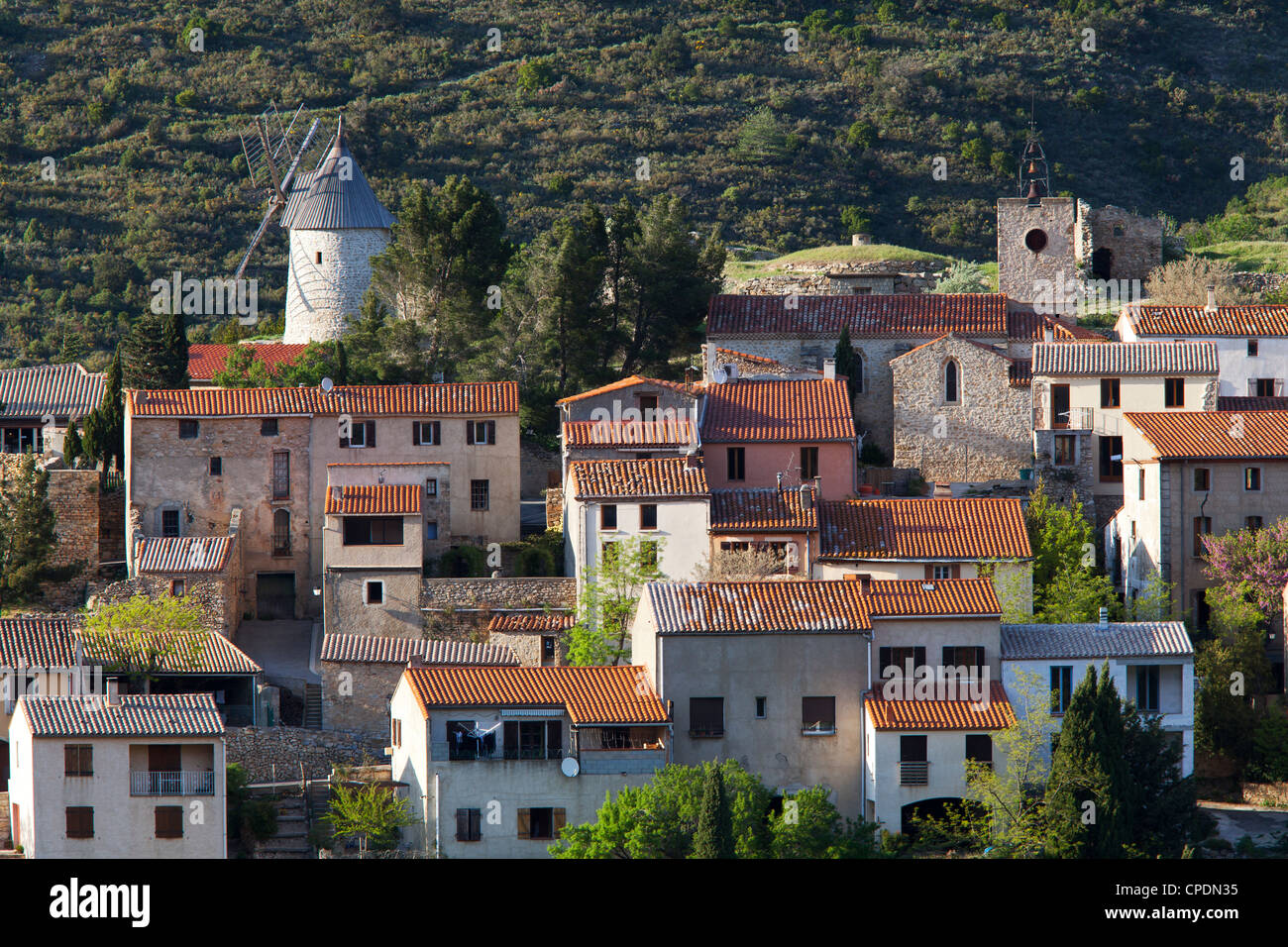 Vista del mulino a vento a Cucugan nel Languedoc-Roussillon, Francia, Europa Foto Stock