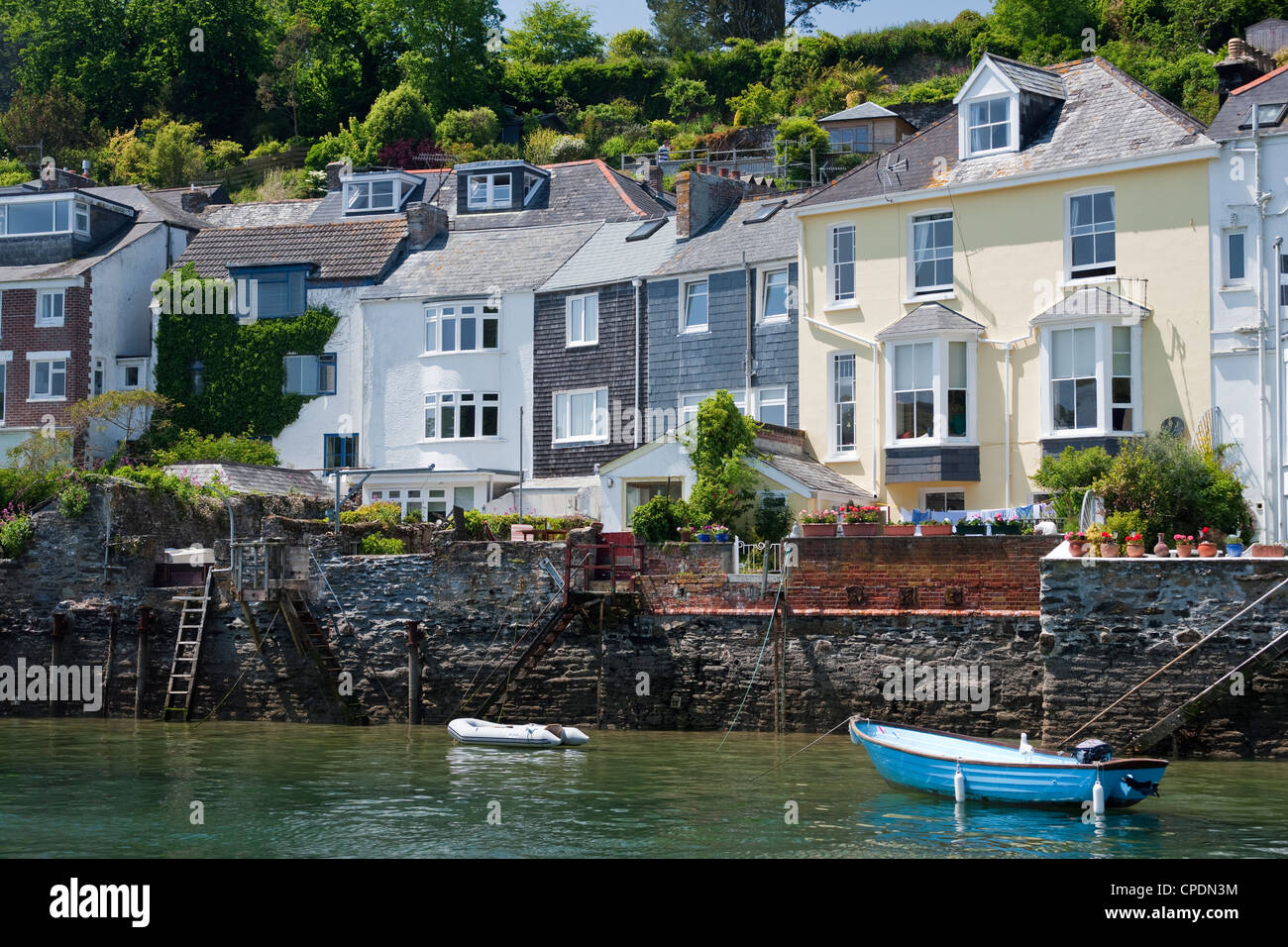 Case sul bordo delle acque nel Fowey, Cornwall, England, Regno Unito, Europa Foto Stock