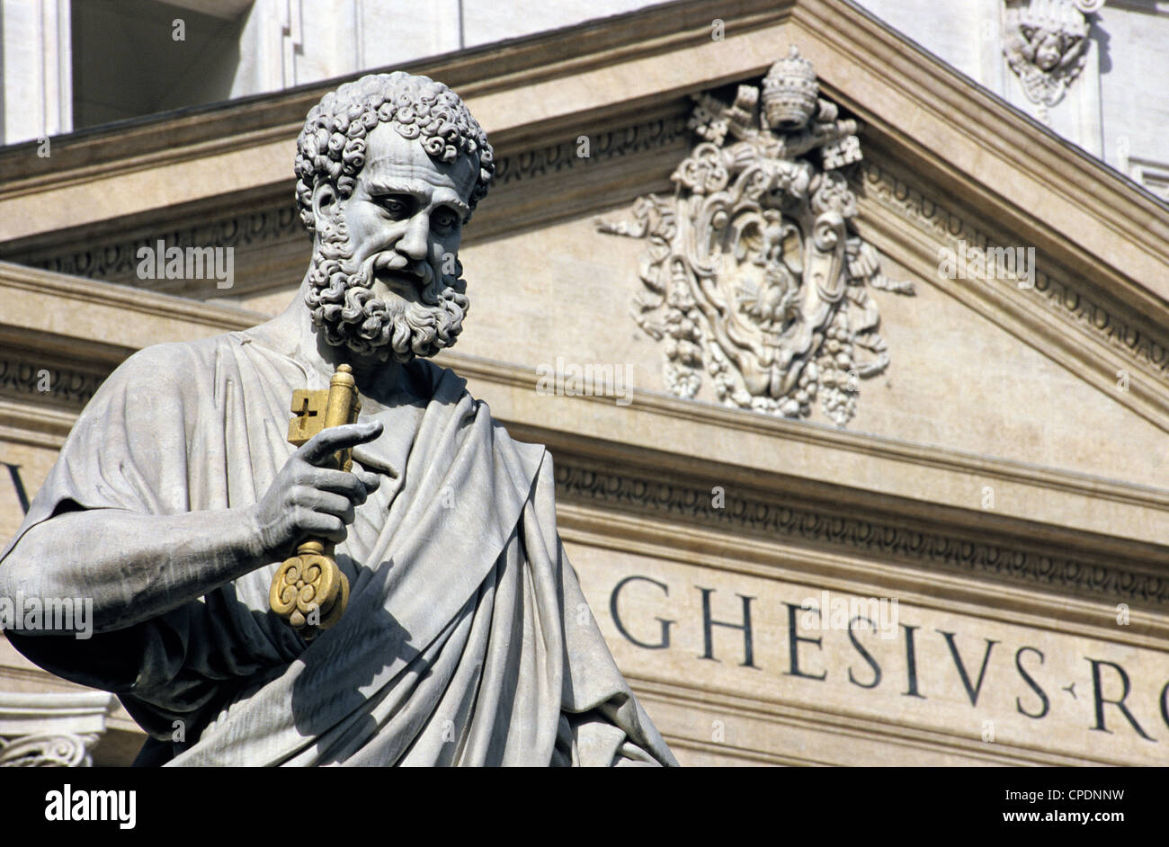 Dettaglio di San Pietro statua tenendo premuto il tasto verso il cielo. Piazza San Pietro. Città del Vaticano. Roma. Italia Foto Stock