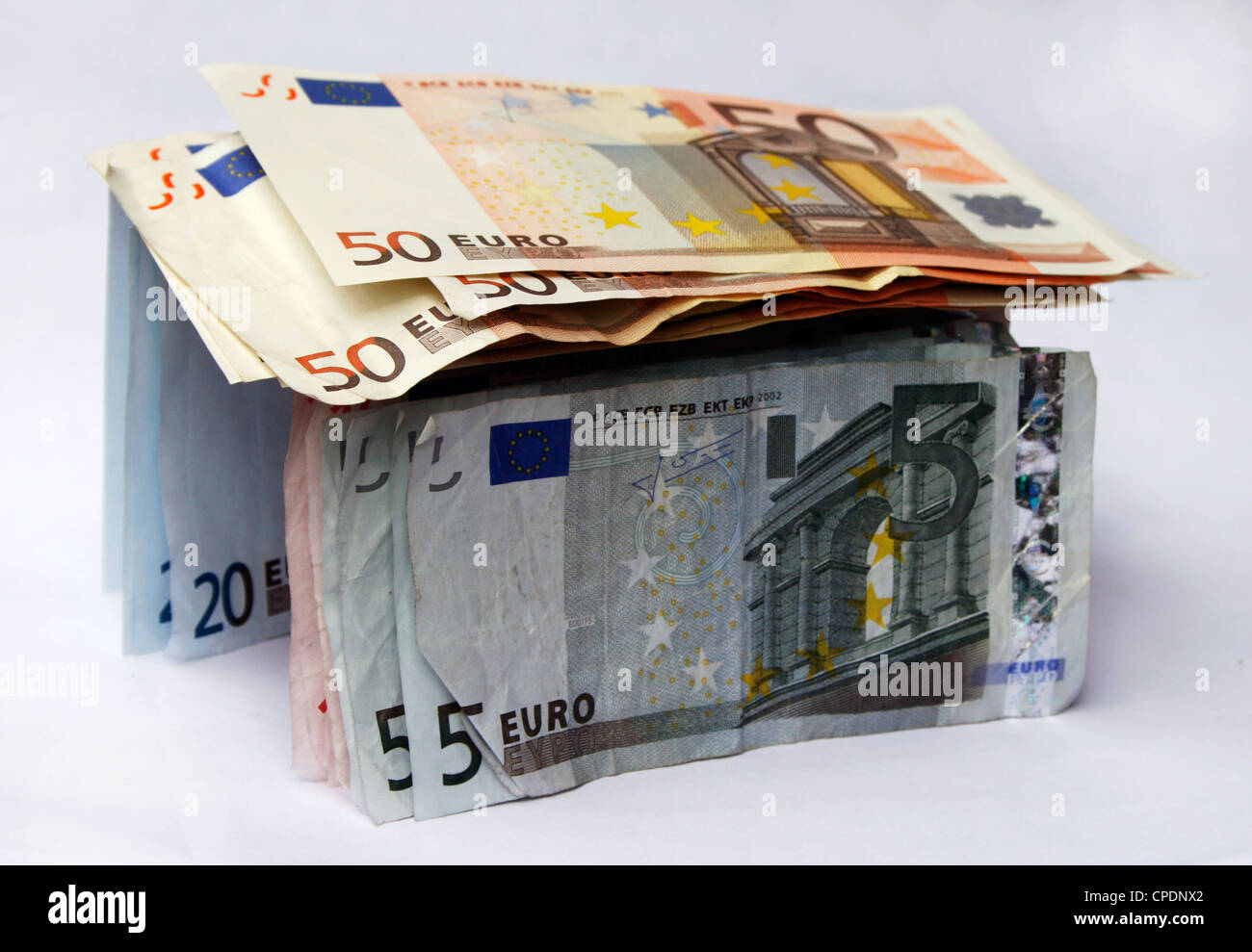 50 banconote sospesa da 5, 10 e 20 le banconote in euro. Contanti utilizzati come rifugio! Foto Stock