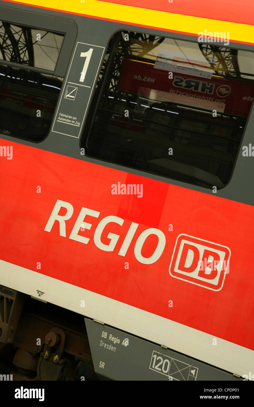 Prima classe carrozza ferroviaria a Dresda stazione Hauptbahnhof, in Sassonia, Germania. Foto Stock