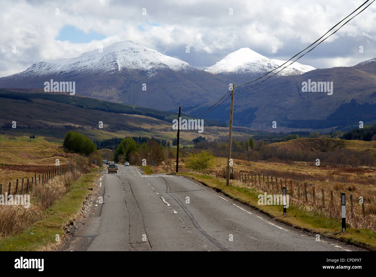 A82 trunk road attraverso le Highlands scozzesi con montagne coperte di neve ben più a sinistra e stobinian vicino a tyndrum Scotland Regno Unito Foto Stock