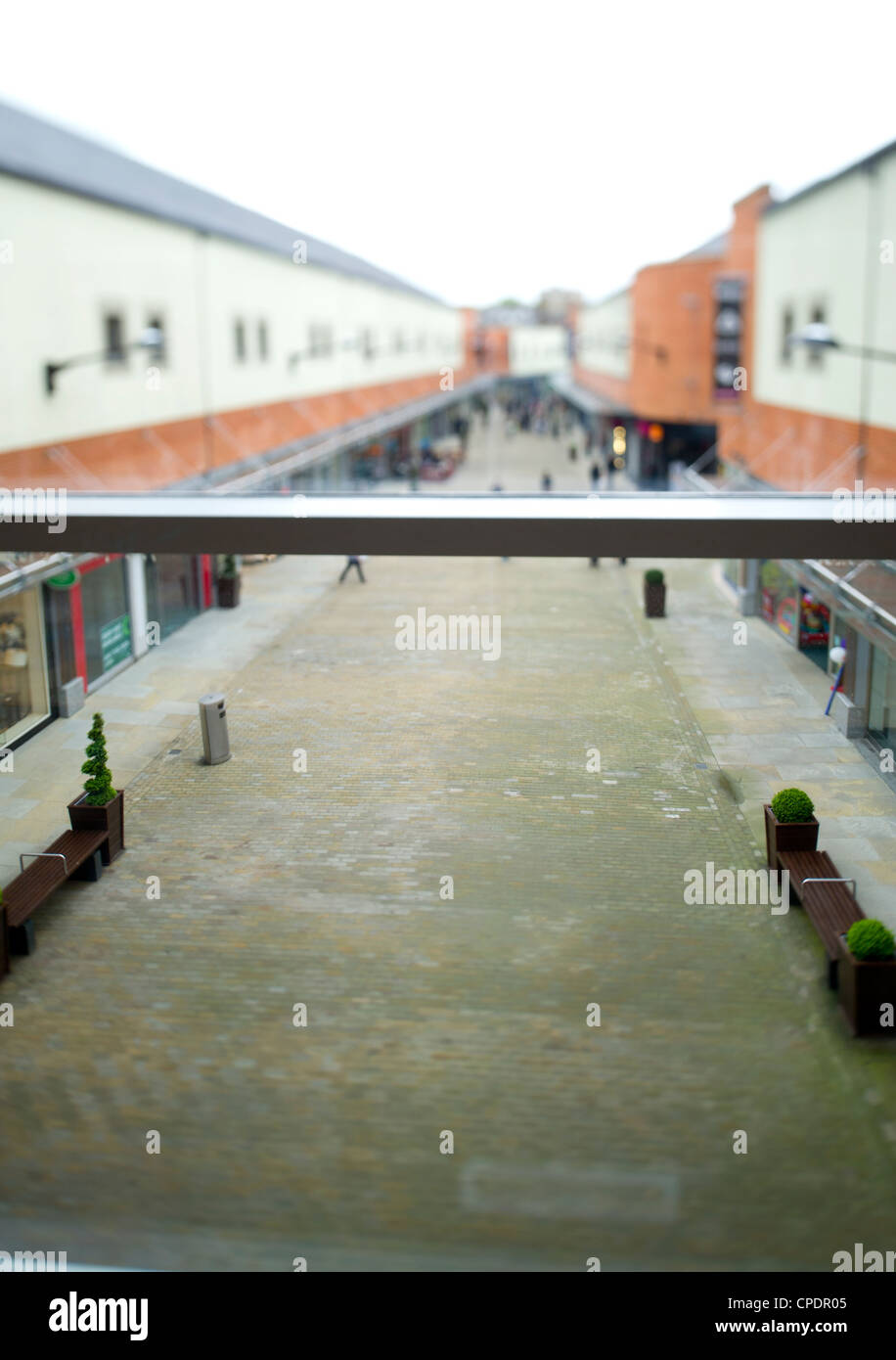 Controllo prospettiva lente effetto di profondità di campo su una strada dello shopping offre un atmosfera diversa e umore Foto Stock
