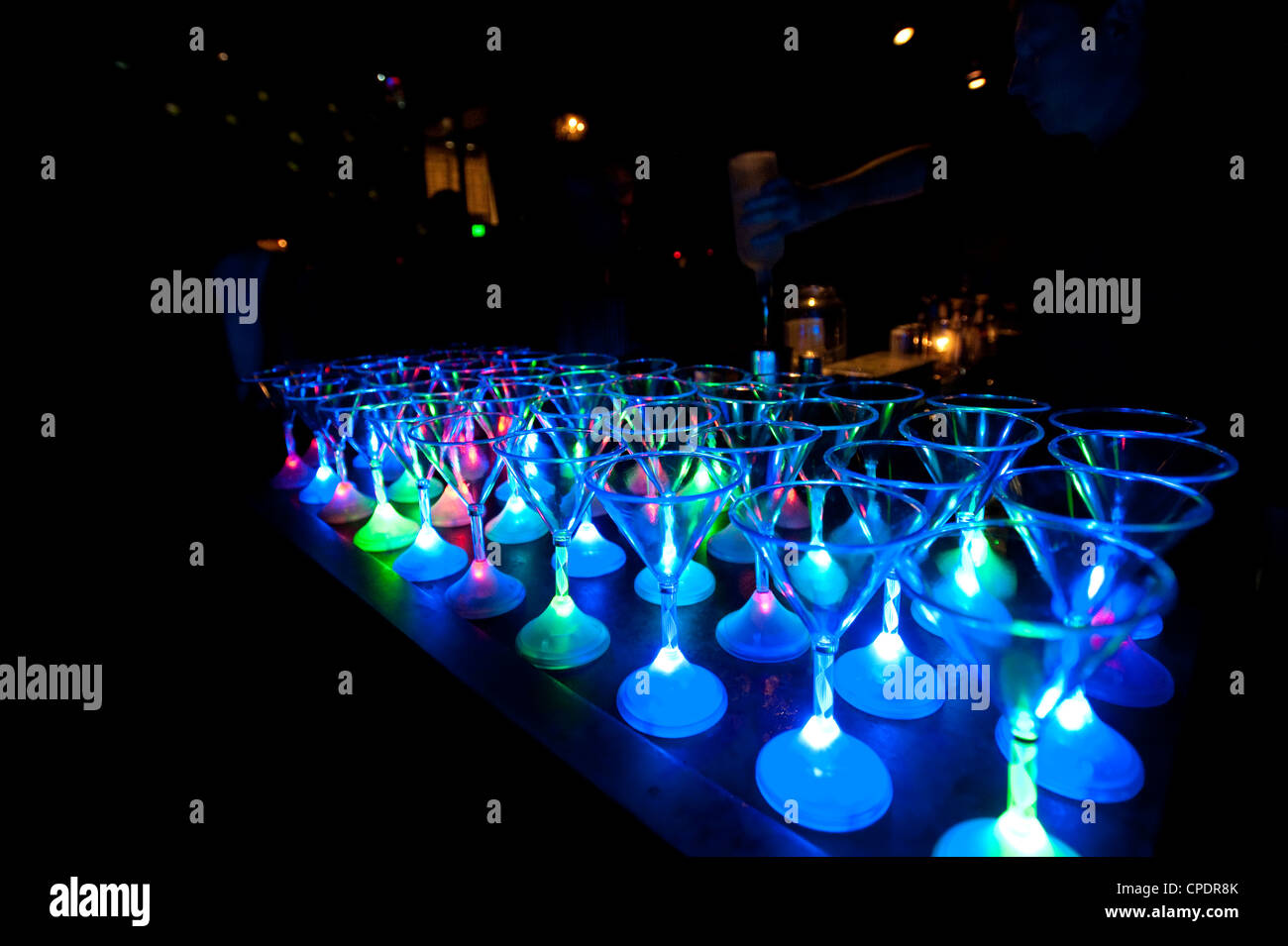 Colorato bicchieri da martini schierate al banco bar. Foto Stock