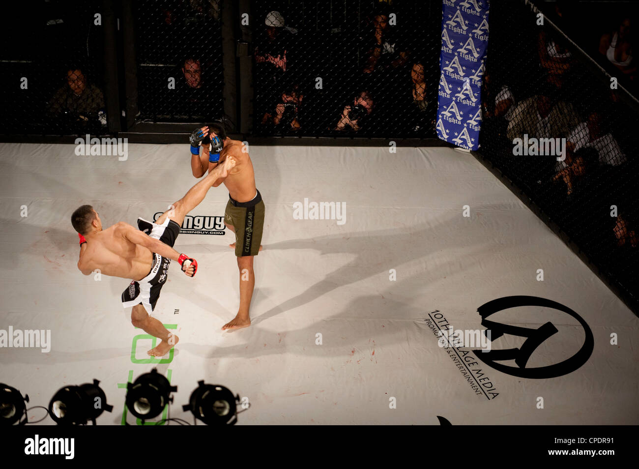 Josh Calvo cattura Isidro Reyes con un high leg kick. Foto Stock