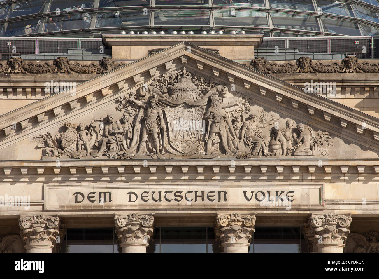 Dem Deutschen Volke, iscrizione sul frontone del Reichstag. Berlino, Germania. Foto Stock