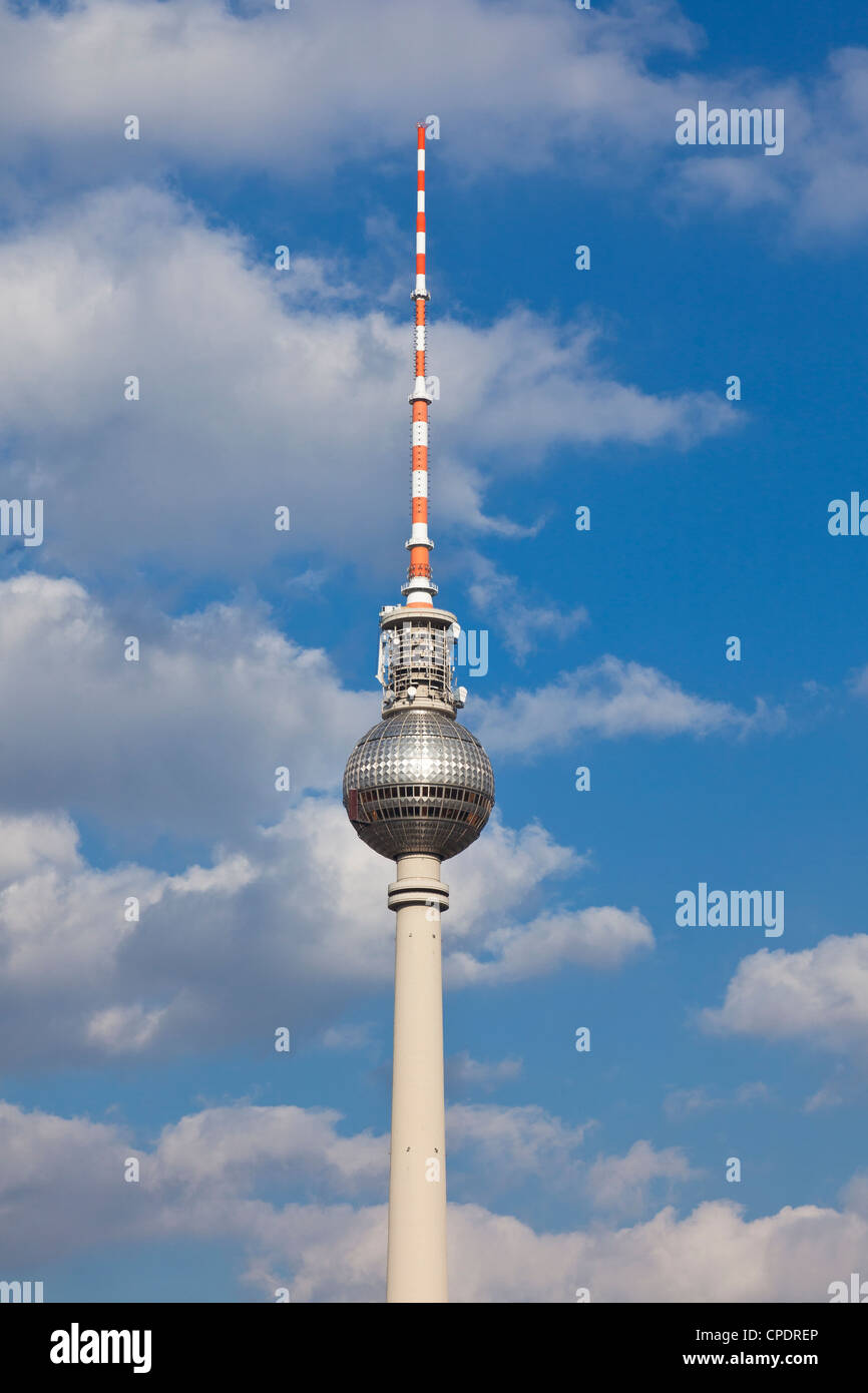 Fernsehturm, una torre televisiva, nel centro di Berlino, Germania. Foto Stock
