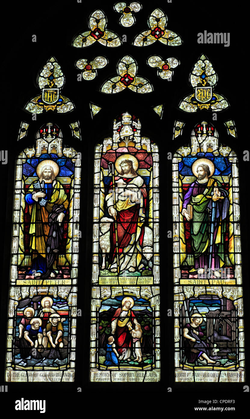 Finestra di vetro colorato nella chiesa di San Pietro e di San Paolo, Shernborne, Norfolk, Inghilterra, Regno Unito. Foto Stock