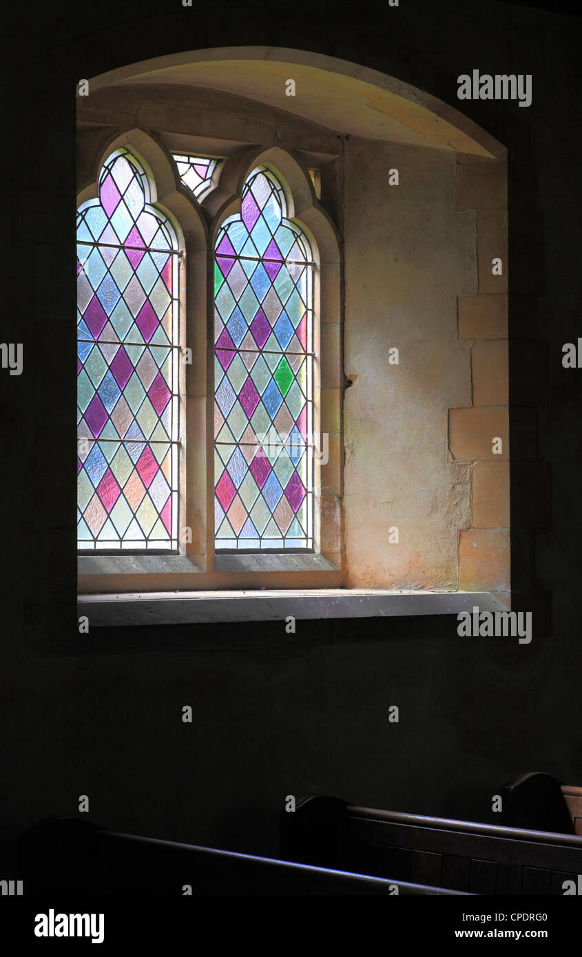 Finestra di vetro colorato nella chiesa di San Pietro e di San Paolo, Shernborne, Norfolk, Inghilterra, Regno Unito. Foto Stock