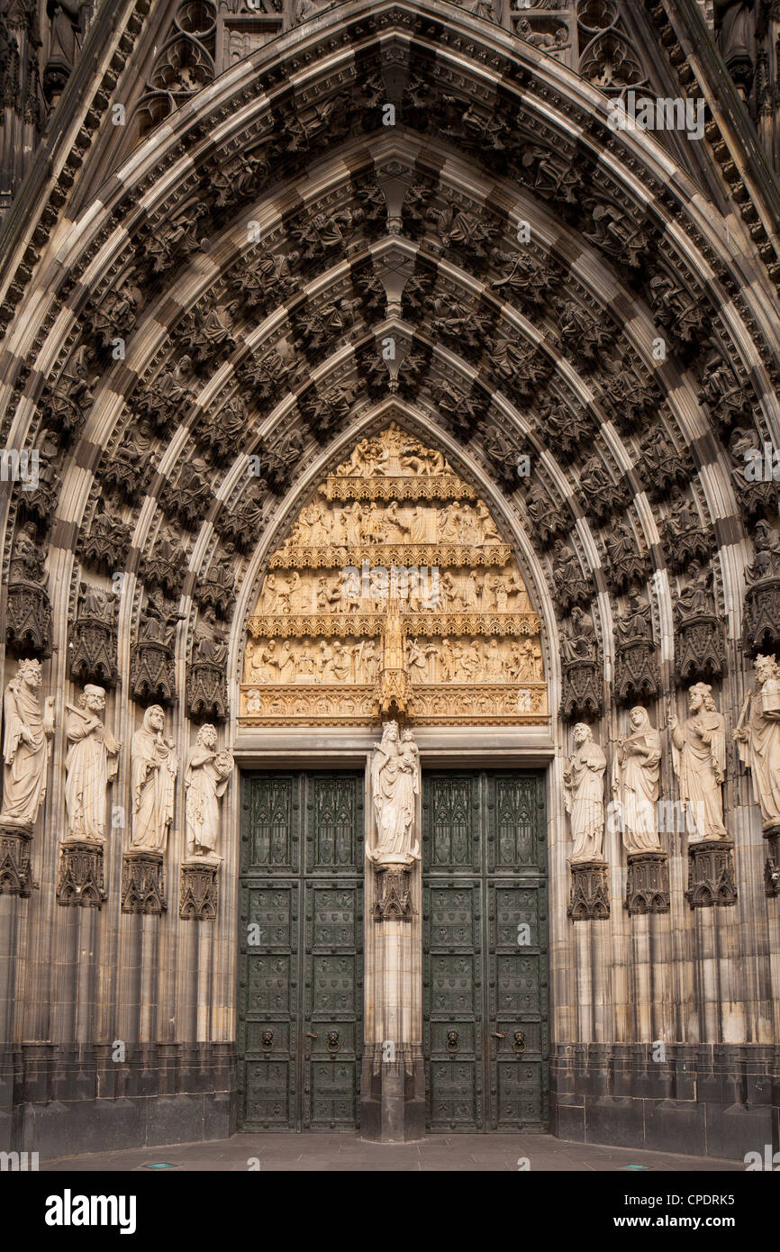 Statue che circonda l'ingresso ovest della cattedrale di Colonia. Colonia, Germania. Foto Stock