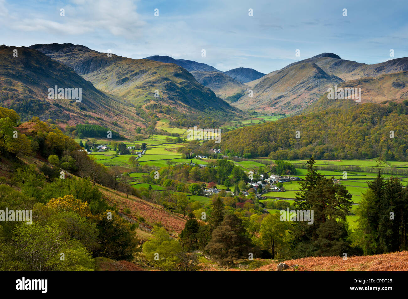 Rosthwaite nelle ganasce di Borrowdale Cumbria Inghilterra con vedute di grande timpano, Base marrone, Glaramara e il Seathwaite valey. Foto Stock