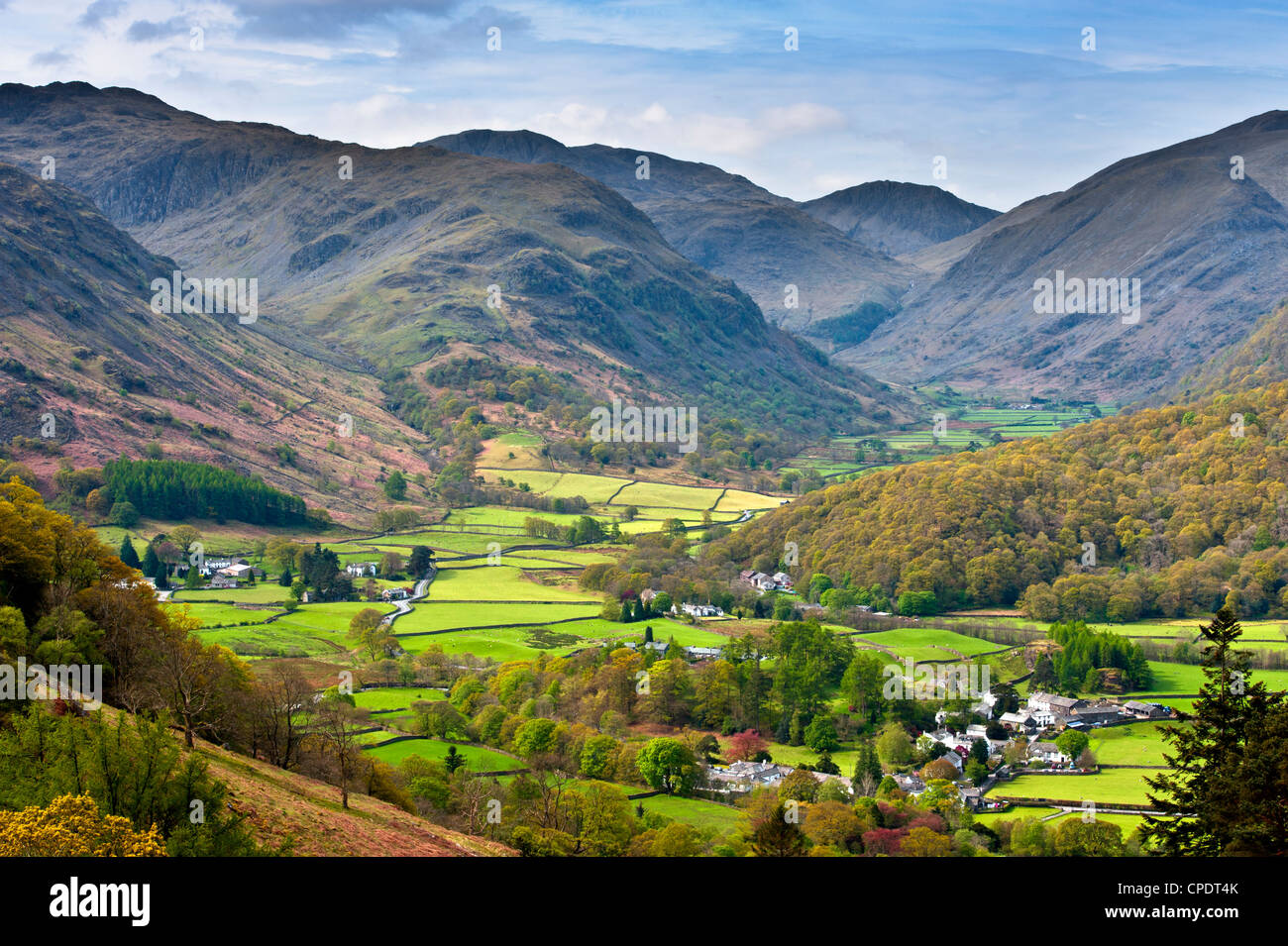 Rosthwaite nelle ganasce di Borrowdale Cumbria Inghilterra con vedute di grande timpano, Base marrone, Glaramara e il Seathwaite valey. Foto Stock