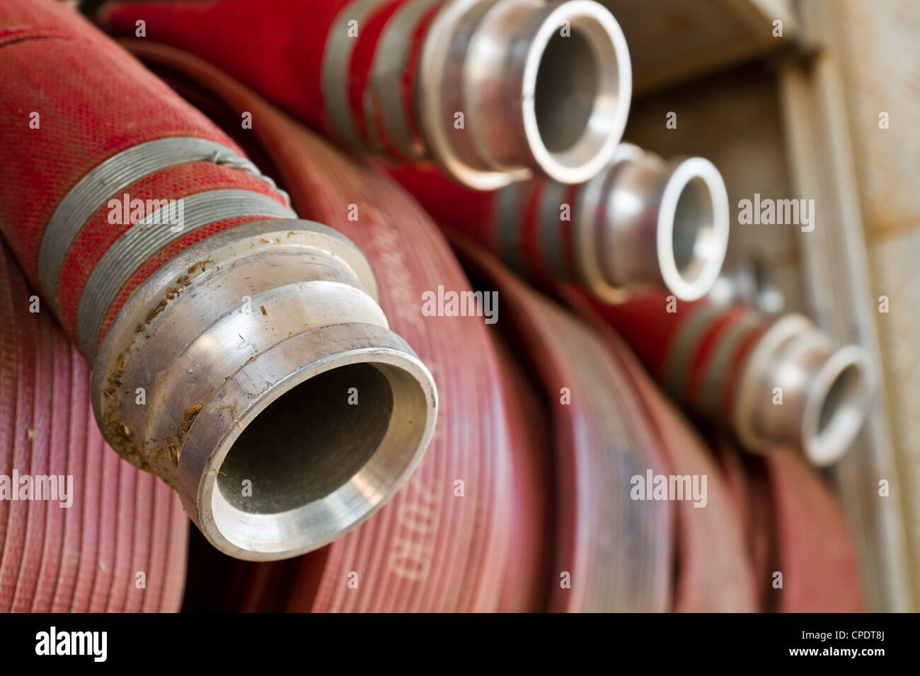 Chiudere il tubo flessibile di incendio del camion dei pompieri Foto Stock
