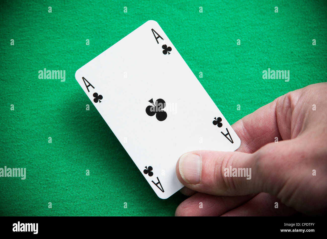 Un Colouful foto di qualcuno che trattano un asso carta da gioco Foto Stock