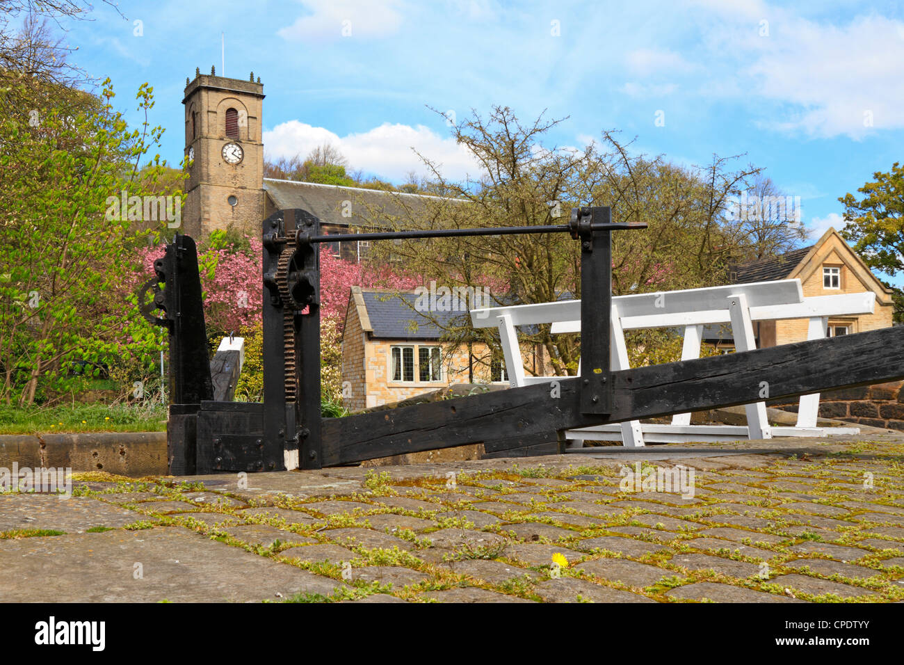 St James Chiesa Parrocchiale e cancelli di blocco sul Huddersfield stretto canale a Slaithwaite, Huddersfield, West Yorkshire, Inghilterra, Regno Unito. Foto Stock