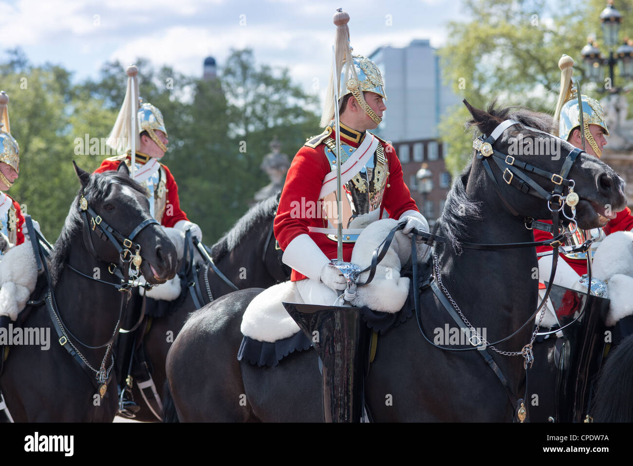 Montato Queens vita delle guardie fuori Buckingham Palace, London, Regno Unito. Foto Stock