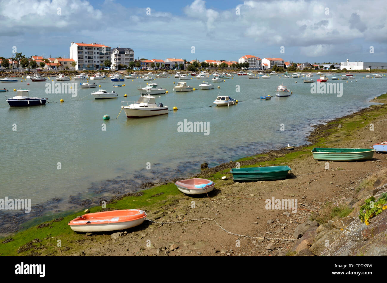 Porto di Saint Gilles Croix de Vie con piccole imbarcazioni sulla banca, comune nel dipartimento della Vandea nella regione Pays de la Loire Foto Stock