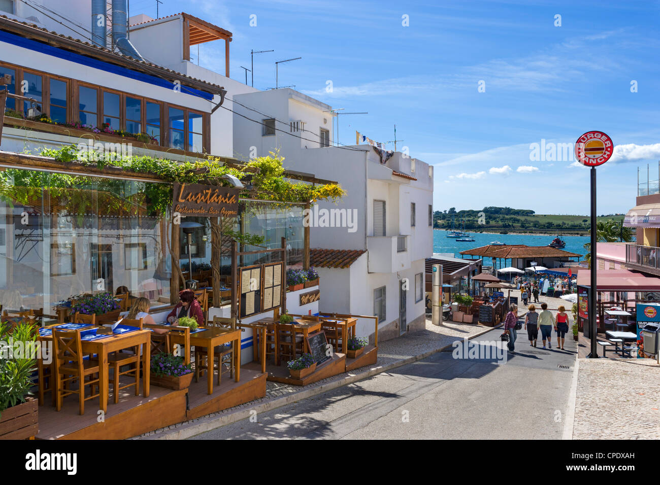 Negozi e bar nel centro del resort di Alvor guardando verso il porto, vicino a Portimao Algarve Foto Stock