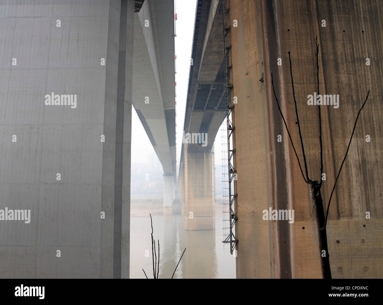 Una vista da sotto il ponte Shibanpo oltre il Yangtze. Fu costruita dal 1977 al 1980 Foto Stock