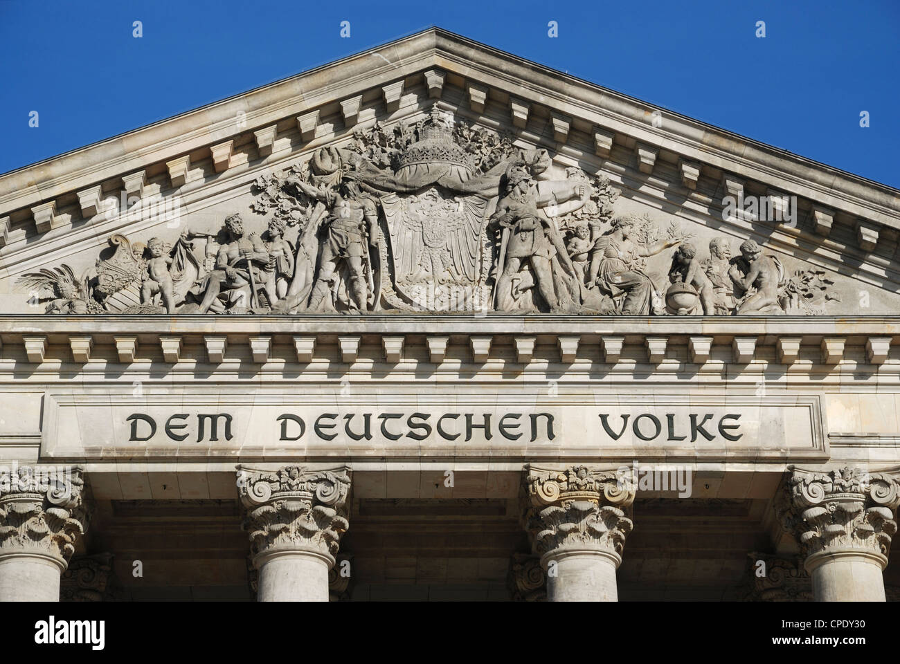 L'iscrizione "em Deutschen Volke' (per il popolo tedesco) sull'architrave del Reichstag di Berlino, Germania. Foto Stock