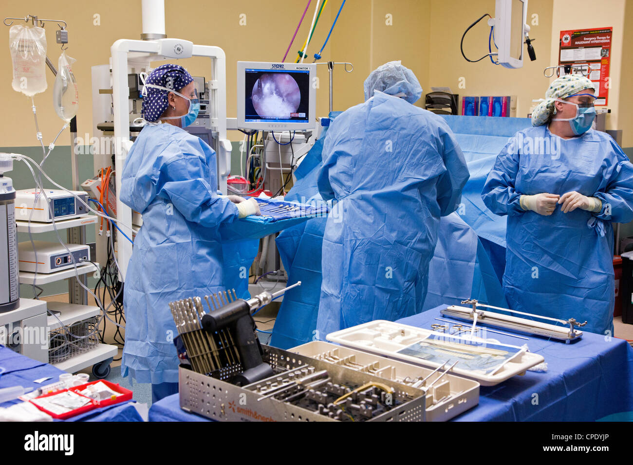 Chirurgo ortopedico preparazione paziente per artroscopica chirurgia del ginocchio in un ospedale in sala operatoria suite Foto Stock